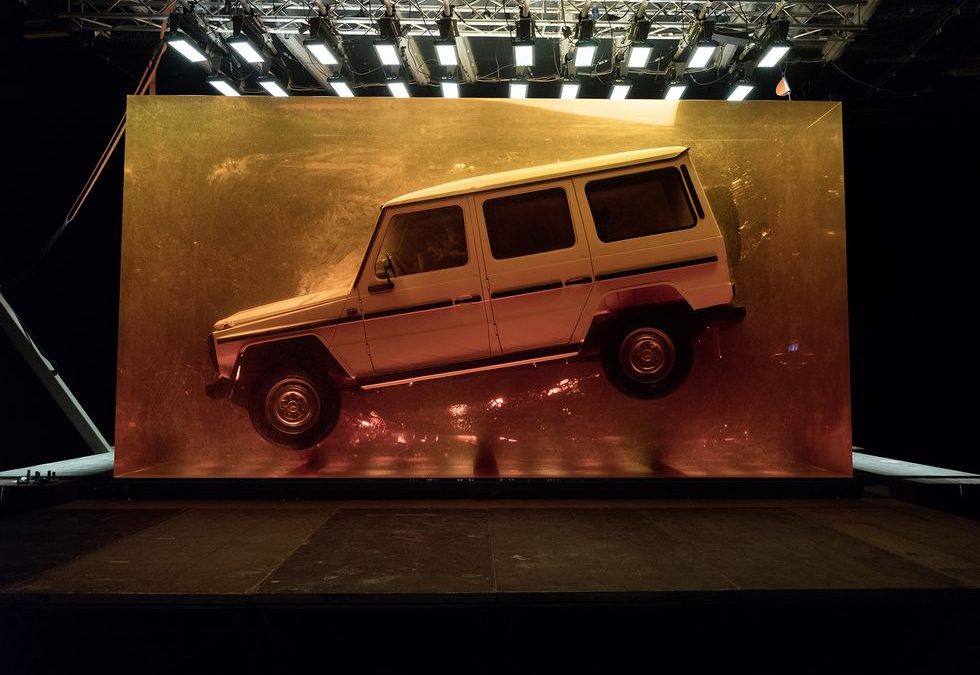 Мерцедес запечата G-class в 50 тона епоксидна смола
